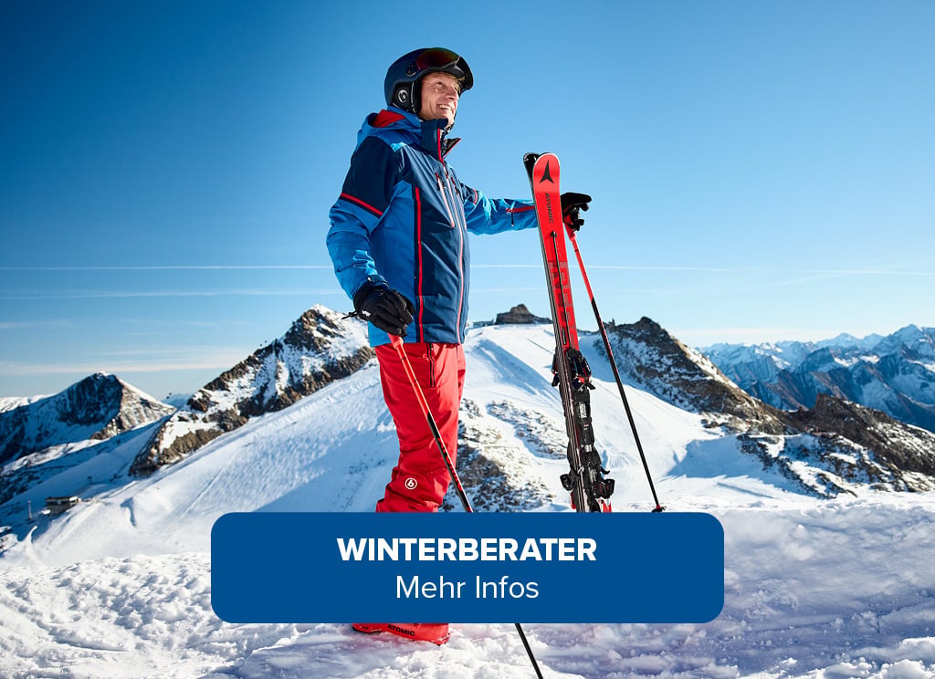 Das Bild zeigt eine Person auf einem schneebedeckten Berggipfel mit Skiern und Skistöcken. Die Person trägt Wintersportkleidung. Der Text lautet: Winterberater. Mehr Infos.