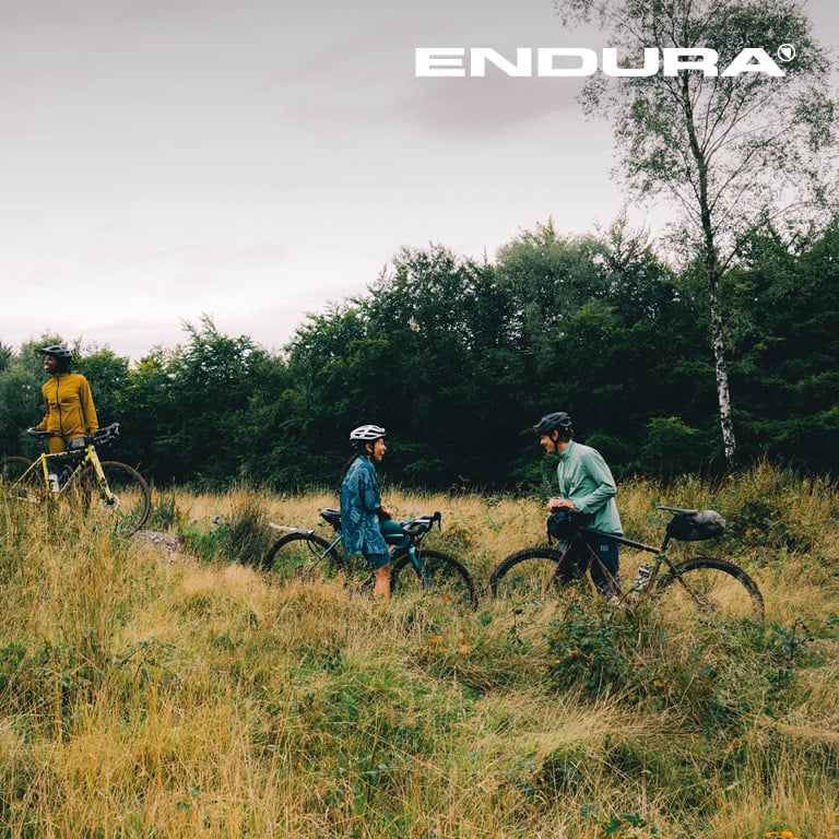 Endura Marke 4 Personen mit Fahrrädern haben Spaß im Wald
