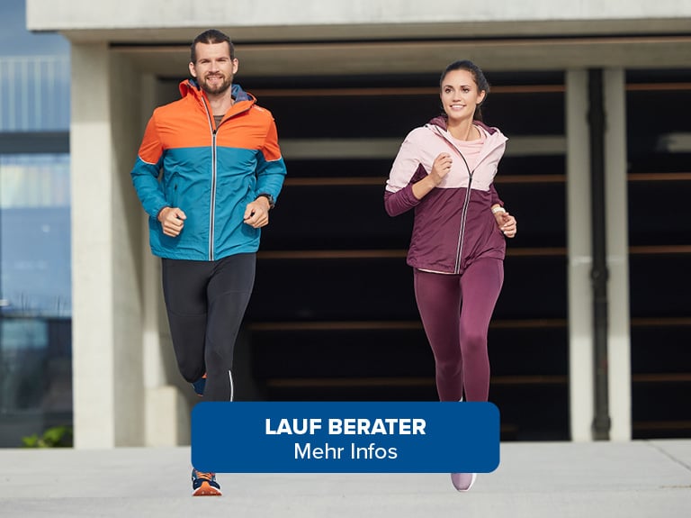 Das Bild zeigt zwei Personen, die im Freien joggen. Im Hintergrund ist ein Gebäude zu sehen. Am unteren Rand des Bildes befindet sich ein blaues Banner mit weißem Text, der lautet: LAUF BERATER Mehr Infos.