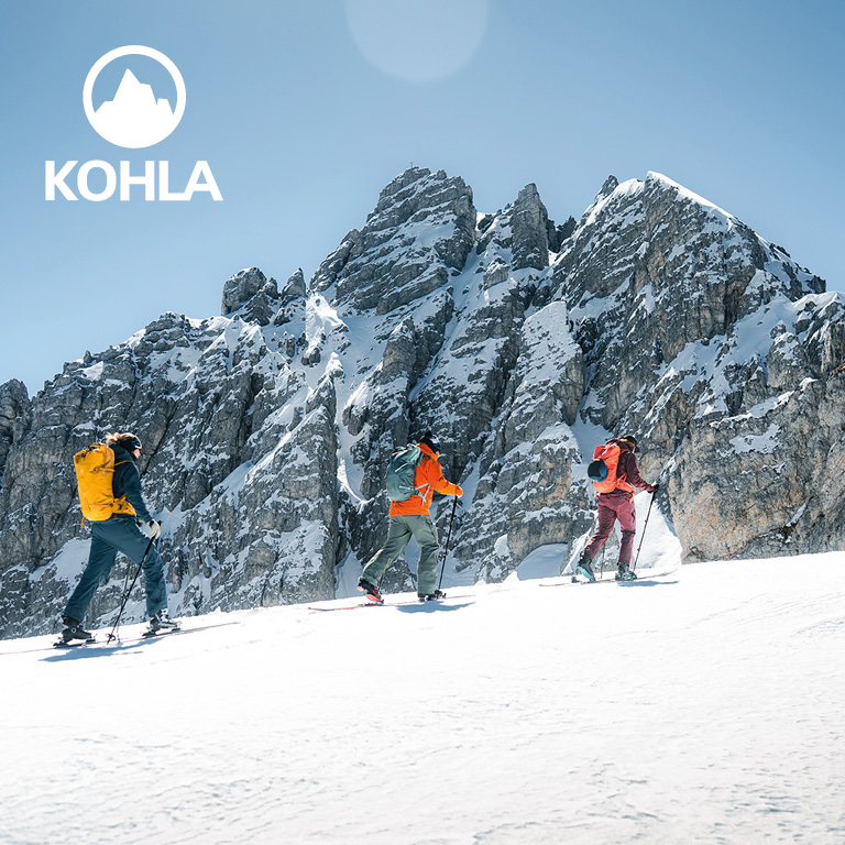 KOHLA - drei Skitourenwanderer gehen den Berg hinauf