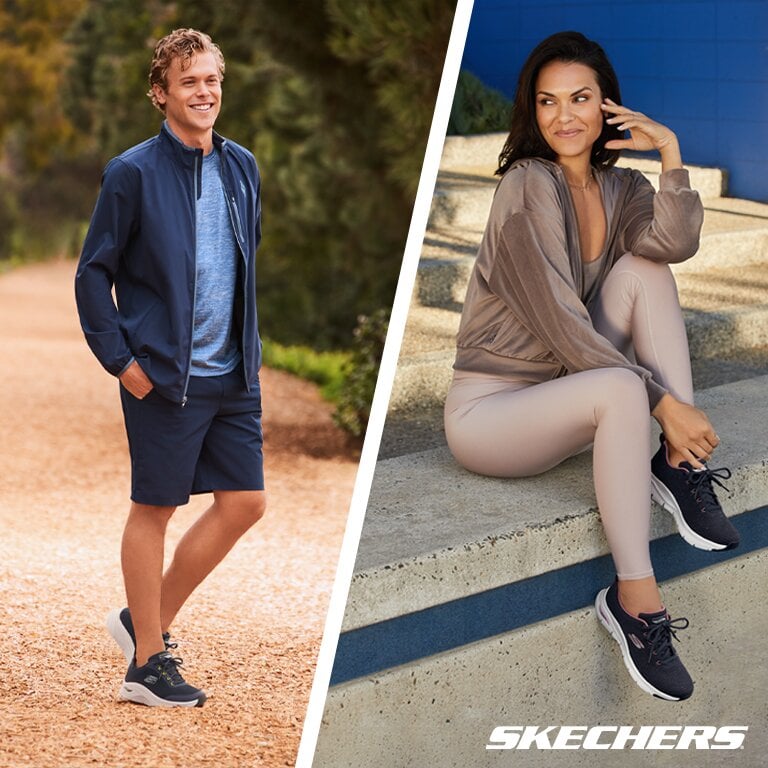 Skechers. Das Bild ist in zwei Abschnitte unterteilt. Der linke Abschnitt zeigt eine Person auf einem Kiesweg in blau gekleidet mit dunklen Schuhen. Der rechte Abschnitt zeigt eine beige gekleidete Person, auf einer Betontreppe mit dunklen Schuhen.