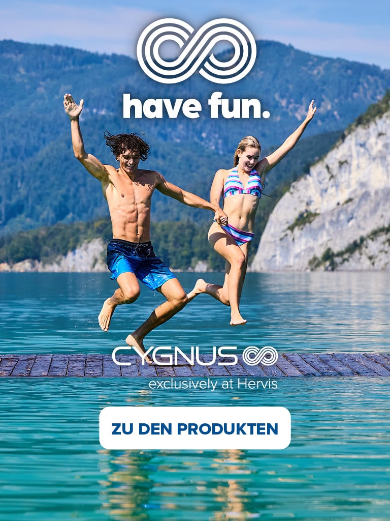 Zwei Personen springen von einer schwimmenden Plattform in einen See, im Hintergrund Berge. Text auf dem Bild: have fun. ZU DEN PRODUKTEN und CYGNUS exclusively at Hervis mit Logo oben rechts.