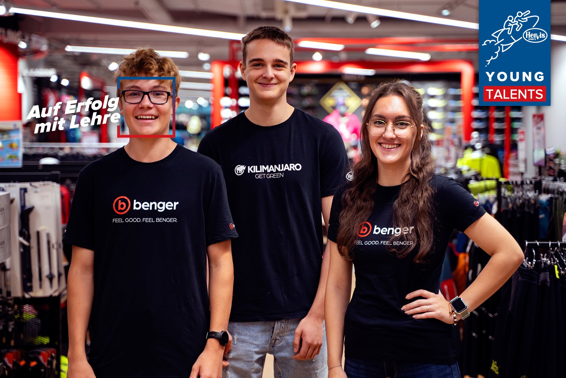 Hervis young Talents. Auf Erfolg mit Lehre. Drei junge Menschen in Shirts von benger und Kilimanjaro schauen glücklich in die Kamera Hervis young Talents. Auf Erfolg mit Lehre. Drei junge Menschen in Shirts von benger und Kilimanjaro schauen glücklich in die Kamera