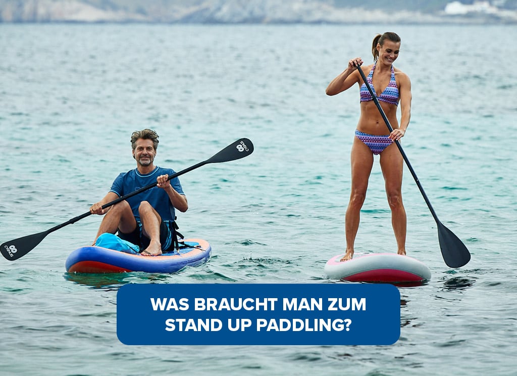 Zwei Personen beim Stand-Up-Paddling auf einem Gewässer. Eine Person steht, die andere kniet auf dem Board. Beide halten Paddel. Unten im Bild steht: WAS BRAUCHT MAN ZUM STAND UP PADDLING?‘