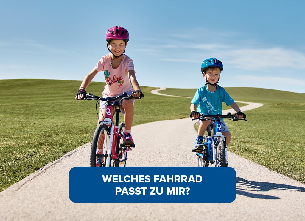 Zwei Kinder fahren auf einem asphaltierten Weg durch eine grüne Landschaft Fahrrad. Links ein Kind mit pinkem Helm und Shirt, rechts ein Kind mit blauem Helm und Shirt. Unten im Bild steht: WELCHES FAHRRAD PASST ZU MIR?