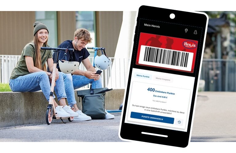 Zwei Personen sitzen auf einer Mauer mit Scootern und Helmen. Rechts im Bild ist eine Nahaufnahme eines Smartphone-Bildschirms. Die Hervis Sportslcub App ist geöffnet.