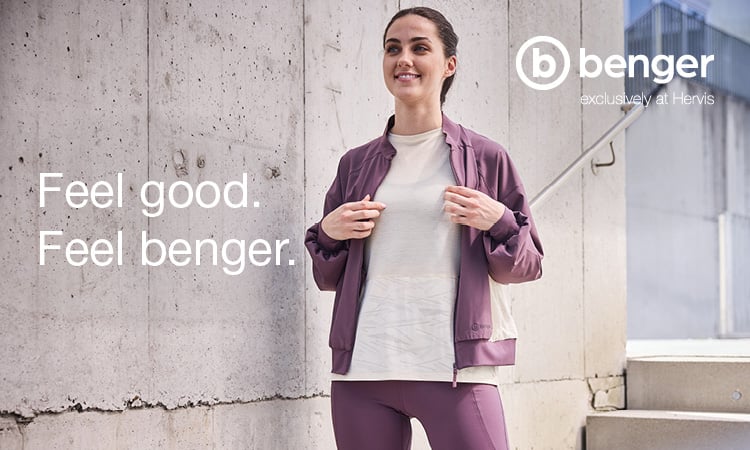 Feel good. Feel benger. benger exclusively at Hervis. Eine Familie steht in Skikleidung auf einem verschneiten Berg.