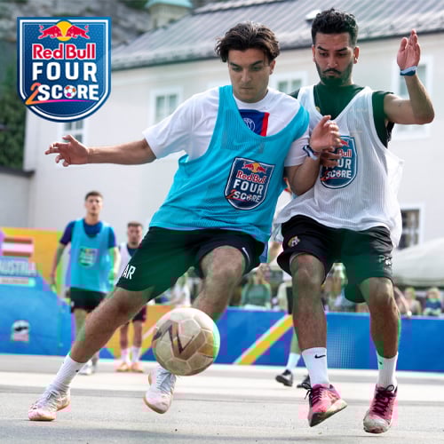 Red Bull Four 2 Score Turnier Österreich. Zwei Fußballspieler kämpfen um den Ball. Sie tragen Trikots mit dem Schriftzug Red Bull Four 2 Score