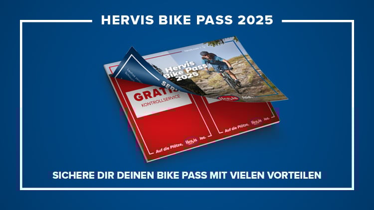 Eine Werbeanzeige für den 'Hervis Bike Pass 2025'. Die Hauptbestandteile umfassen ein Heft mit dem Titel 'Hervis Bike Pass 2025' auf dem Cover, das ein Bild einer Person zeigt, die auf einem Trail Fahrrad fährt. Das Heft ist teilweise geöffnet und zeigt Text im Inneren, der 'GRATIS KONTROLLSERVICE' lautet. Am unteren Rand des Bildes befindet sich zusätzlicher Text, der sagt: 'SICHERE DIR DEINEN BIKE PASS MIT VIELEN VORTEILEN.'