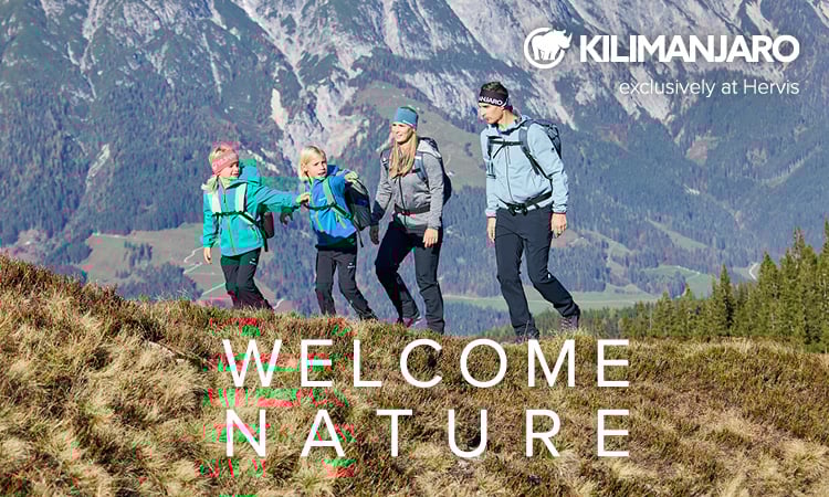 Kilimanjaro. Exclusively at Hervis. Welcome Nature. eine Familie in Outdoorkleidung wandert in den Bergen.