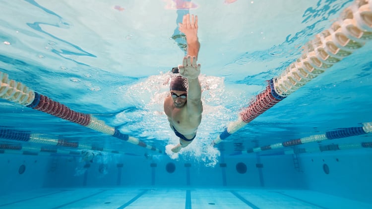 Fit wie ein Delfin! So geht Schwimmen als Sport