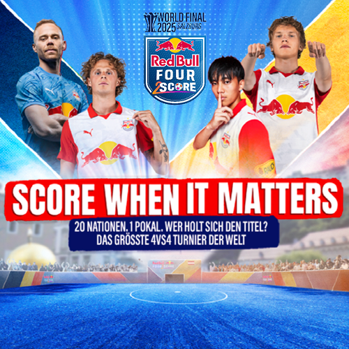 Vier Fußballspieler in Red Bull-Trikots stehen vor einem blauen Hintergrund mit dem Logo des Red Bull Four 2 Score World Final 2025. Der Slogan ‚SCORE WHEN IT MATTERS‘ ist in großen roten Buchstaben zu sehen. Darunter steht: ‚20 NATIONEN, 1 POKAL. WER HOLT SICH DEN TITEL? DAS GRÖSSTE 4V4 TURNIER DER WELT‘. Im unteren Bereich ist ein Fußballfeld abgebildet.