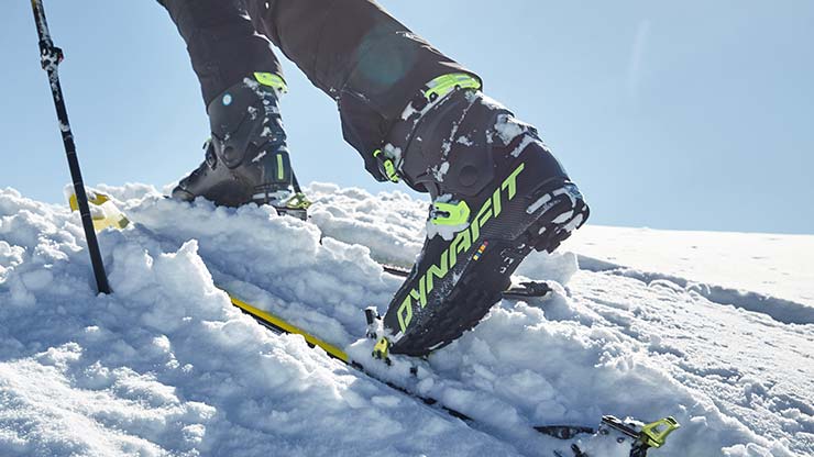 Get Green Der Unterkörper von zwei Personen, die in Dynafit Ausrüstung eine Tour gehen