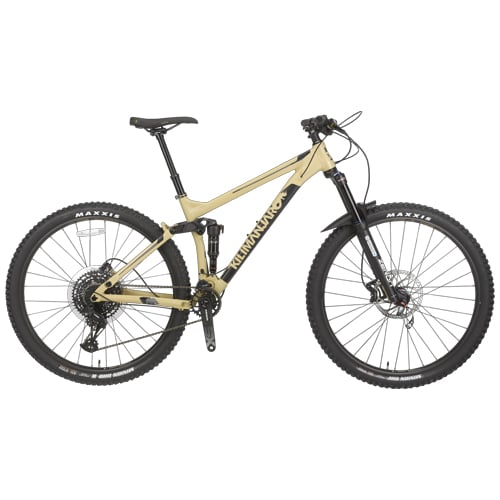 Beiges Fully-Mountainbike mit Vorder- und Hinterradfederung, Scheibenbremsen und grobstolligen MAXXIS-Reifen.
