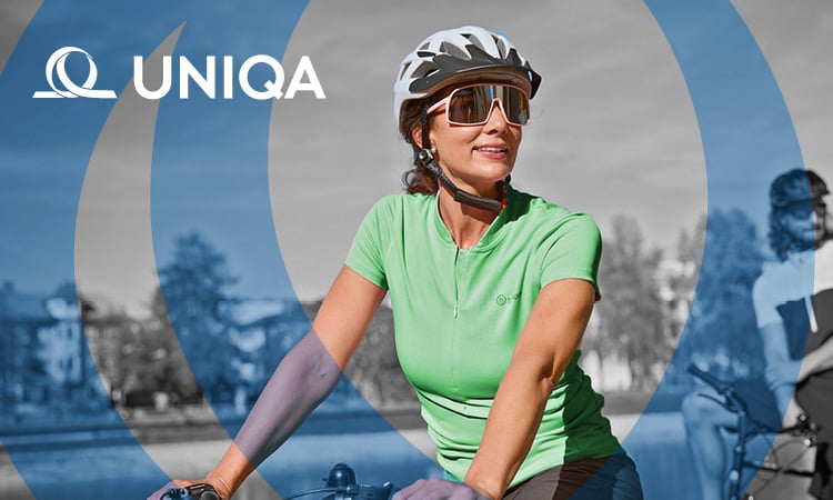 Fahrradversicherung Fahrradversicherung. Das Uniqa Logo und blaue Ringe sind zu sehen. Im Hintergrund eine Frau mit Helm auf einem Fahrrad vor Landschaft sowie ein weiterer Radfahrer.