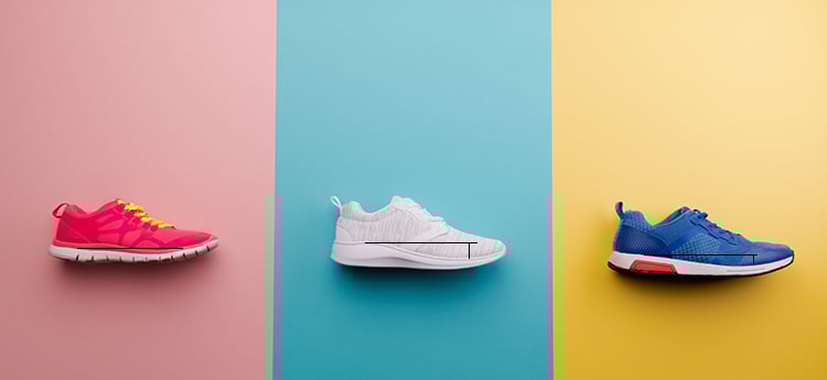 Drei verschiedene Turnschuhe vor farbigen Hintergründen: Links ein pinker Schuh mit gelben Schnürsenkeln auf pinkem Hintergrund, in der Mitte ein weißer Schuh auf blauem Hintergrund, rechts ein blauer Schuh mit roten und weißen Details auf gelbem Hintergrund