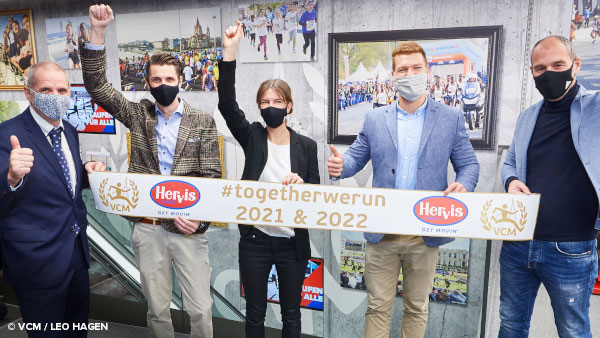 Von links: Wolfgang Konrad, Dominik Konrad, Kathrin Widu (VCM), Matyas Horvat, David Tews (Hervis). Bild: VCM / Leo Hagen