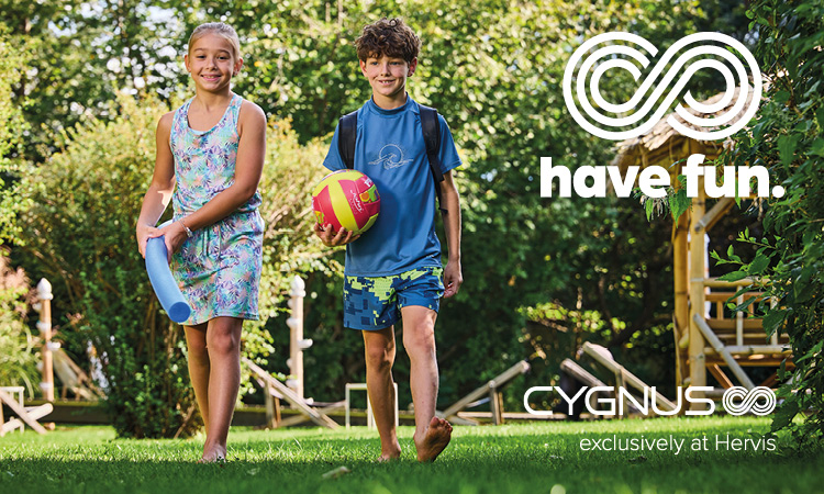 Have fun. Cygnus exclusively by Hervis. Zwei junge Personen in l&auml;ssigen Outfits schlendern durch die Gegend, die schieben Scooter neben sich her. 
