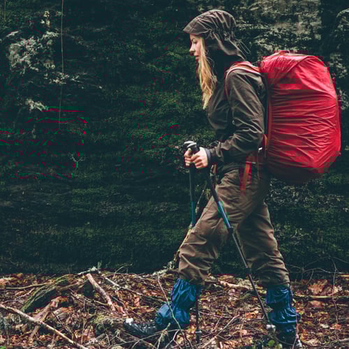 Person wandert bei Regen durch den Wald