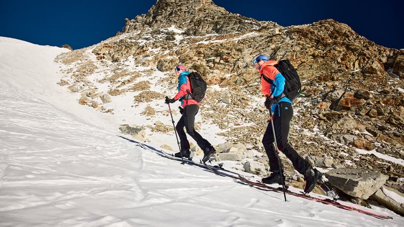 Zwei SkitourengeherInnen machen eine Firn-SKi-Tour