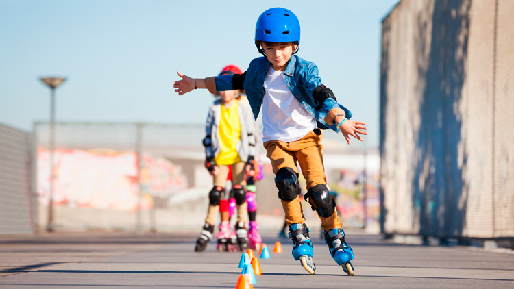 Kind auf Inlineskates