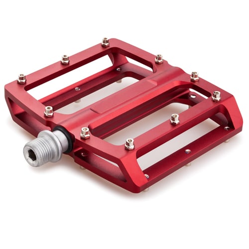 Rotes Fahrradpedal mit flacher Plattform und mehreren kleinen Metallpins für besseren Halt; sichtbar ist auch die Achse zur Befestigung an der Kurbel.