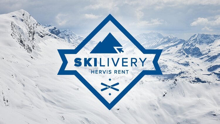 Eine verschneite Berglandschaft mit einem Logo in der Mitte. Das Logo besteht aus einer blauen Rautenform mit einem stilisierten Berggipfel oben und gekreuzten Skistöcken unten. Innerhalb der Raute steht in großen Buchstaben 'SKILIVERY' und darunter in kleineren Buchstaben 'HERVIS RENT'.
