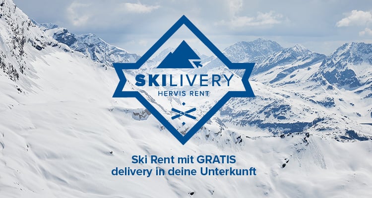 Schneebedeckte Berglandschaft mit einem blau-weißen Logo in der Mitte. Das Logo zeigt einen Berggipfel in einem rautenförmigen Rahmen mit der Aufschrift ‚SKILIVERY HERVIS RENT‘ und zwei gekreuzten Skistöcken darunter. Darunter steht: ‚Ski Rent mit GRATIS delivery in deine Unterkunft