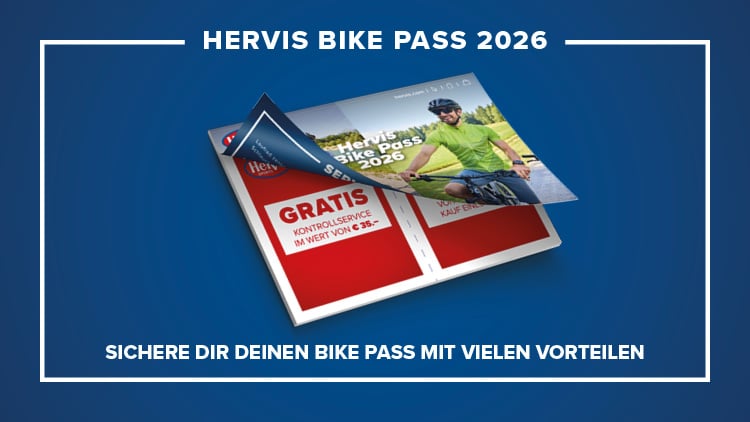 Hervis Bike Leistungspass Eine Werbeanzeige für den 'Hervis Bike Pass 2025'. Die Hauptbestandteile umfassen ein Heft mit dem Titel 'Hervis Bike Pass 2025' auf dem Cover, das ein Bild einer Person zeigt, die auf einem Trail Fahrrad fährt. Das Heft ist teilweise geöffnet und zeigt Text im Inneren, der 'GRATIS KONTROLLSERVICE' lautet. Am unteren Rand des Bildes befindet sich zusätzlicher Text, der sagt: 'SICHERE DIR DEINEN BIKE PASS MIT VIELEN VORTEILEN.'