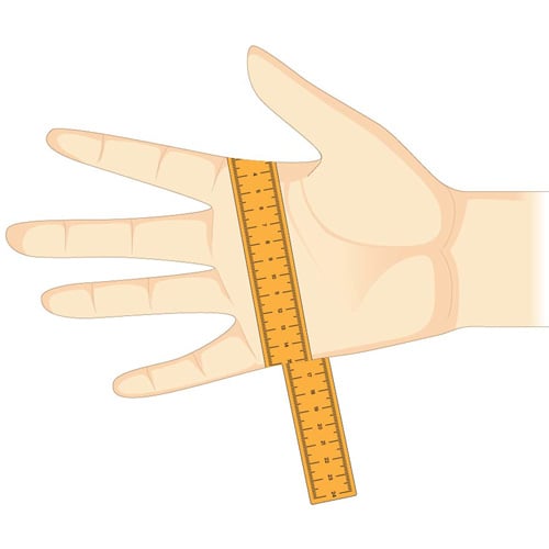 Illustration einer Hand mit gespreizten Fingern, über die ein Maßband vertikal gelegt ist – zeigt die Handbreitenmessung in Zentimetern zur Größenbestimmung