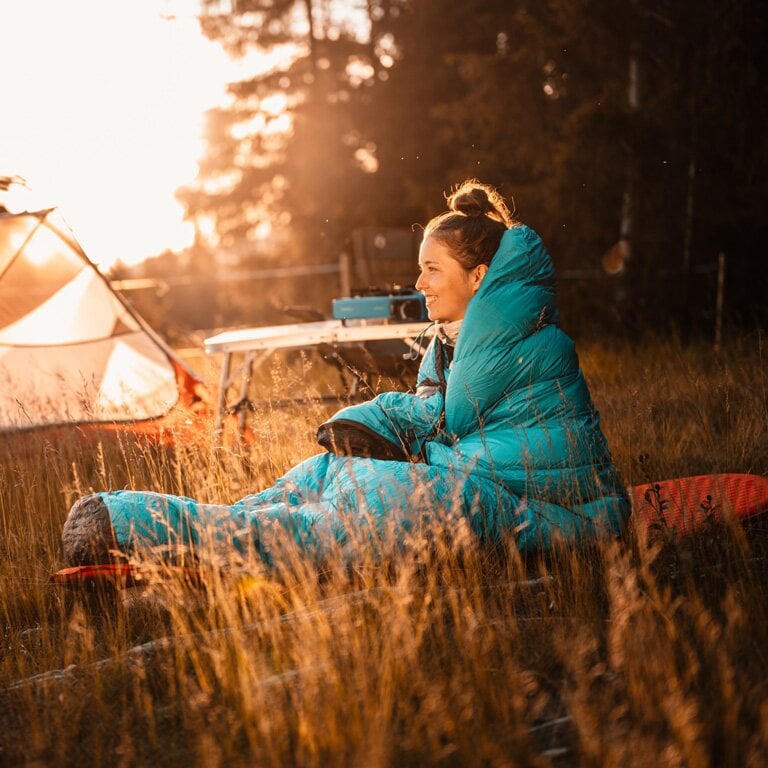 Stimmungsbild - Frau in blauem Schlafsack