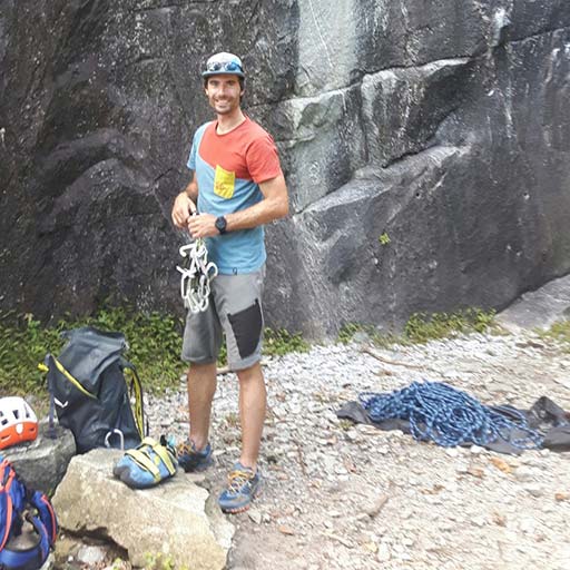 Beitragsbild zu Blogeintrag: Suunto 5 im Hervis Community-Test Kletterer vor Bergwand