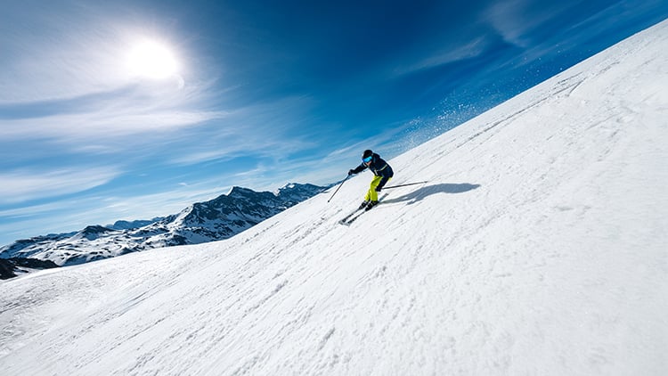 Mann fährt Ski