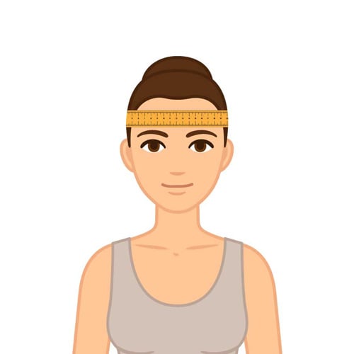 Illustration einer Person mit hochgesteckten Haaren und einem ärmellosen Oberteil. Ein Maßband ist um den Kopf gelegt, um den Kopfumfang zu messen