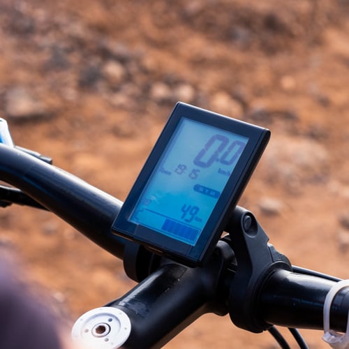 Digitaler Fahrradtacho am Lenker zeigt 0,0 km/h Geschwindigkeit sowie weitere Werte 49 km auf dem Display.
