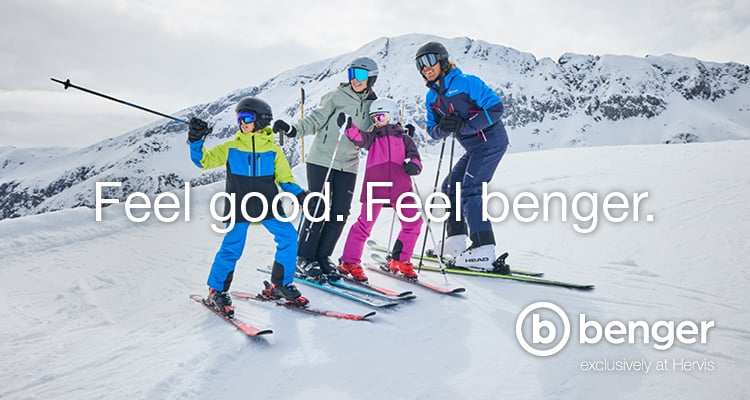 benger Feel good. Feel benger. benger exclusively at Hervis. Eine Familie steht in Skikleidung auf einem verschneiten Berg.